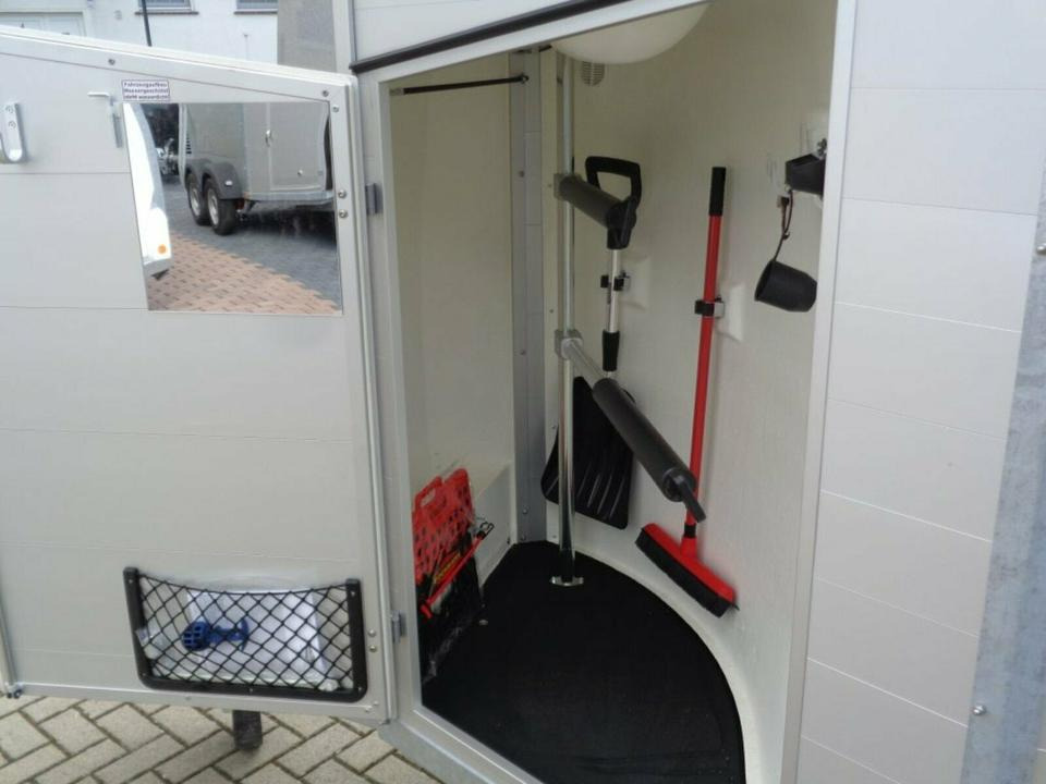 Böckmann Pferdeanhänger Champion R Sattelkammer Aluboden - Lószállító utánfutó: 3 kép. Böckmann Pferdeanhänger Champion R Sattelkammer Aluboden - Lószállító utánfutó: 3 kép.