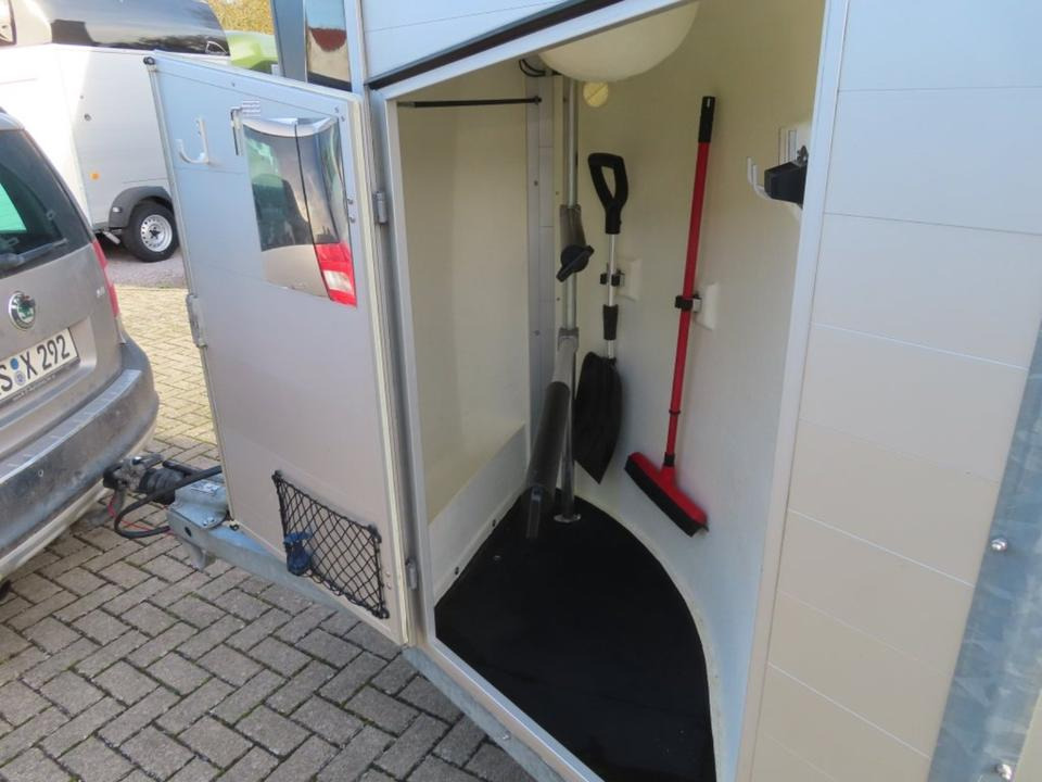 Böckmann, Pferdeanhänger, Champion R, top, SaKa. 100 km/h - Lószállító utánfutó: 3 kép. Böckmann, Pferdeanhänger, Champion R, top, SaKa. 100 km/h - Lószállító utánfutó: 3 kép.