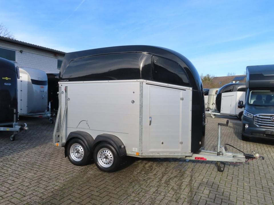 Böckmann, Pferdeanhänger, Champion R, top, SaKa. 100 km/h - Lószállító utánfutó: 2 kép. Böckmann, Pferdeanhänger, Champion R, top, SaKa. 100 km/h - Lószállító utánfutó: 2 kép.