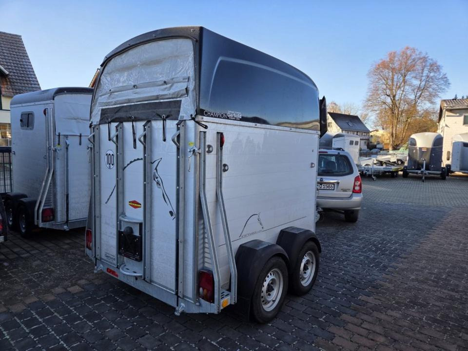 Böckmann, Pferdeanhänger, Champion R, top, SaKa. 100 km/h - Lószállító utánfutó: 4 kép. Böckmann, Pferdeanhänger, Champion R, top, SaKa. 100 km/h - Lószállító utánfutó: 4 kép.