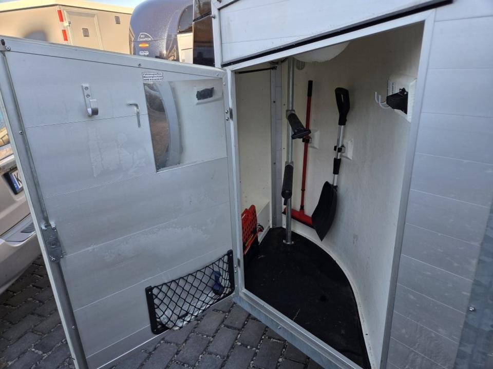 Böckmann, Pferdeanhänger, Champion R, top, SaKa. 100 km/h - Lószállító utánfutó: 2 kép. Böckmann, Pferdeanhänger, Champion R, top, SaKa. 100 km/h - Lószállító utánfutó: 2 kép.