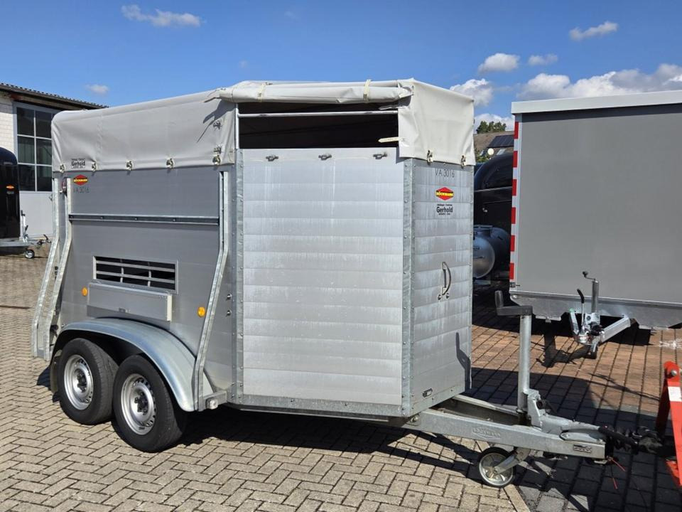 Böckmann Viehanhänger, 2,4 to. Lüftungsklappen Humbaur, Fendt - Lószállító utánfutó: 4 kép. Böckmann Viehanhänger, 2,4 to. Lüftungsklappen Humbaur, Fendt - Lószállító utánfutó: 4 kép.