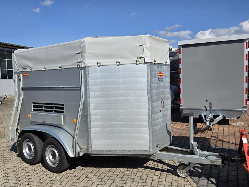 Böckmann Viehanhänger, 2,4 to. Lüftungsklappen Humbaur, Fendt - Lószállító utánfutó: 3 kép. Böckmann Viehanhänger, 2,4 to. Lüftungsklappen Humbaur, Fendt - Lószállító utánfutó: 3 kép.