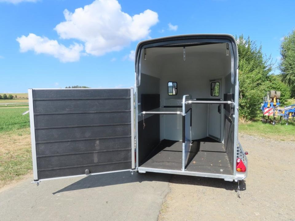 Lószállító utánfutó Cheval, Pferdeanhänger , 2,0 to. SaKa, , 100 km/h, Tür/Rampe: 6 kép. Lószállító utánfutó Cheval, Pferdeanhänger , 2,0 to. SaKa, , 100 km/h, Tür/Rampe: 6 kép.