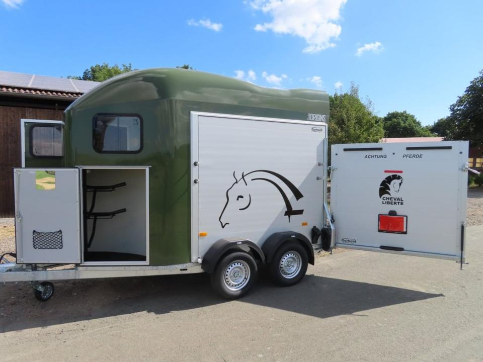 Lószállító utánfutó Cheval, Pferdeanhänger , 2,0 to. SaKa, , 100 km/h, Tür/Rampe: 13 kép. Lószállító utánfutó Cheval, Pferdeanhänger , 2,0 to. SaKa, , 100 km/h, Tür/Rampe: 13 kép.