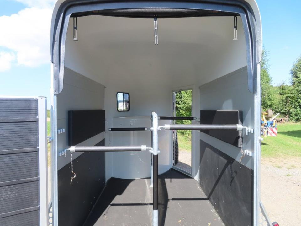 Lószállító utánfutó Cheval, Pferdeanhänger , 2,0 to. SaKa, , 100 km/h, Tür/Rampe: 9 kép. Lószállító utánfutó Cheval, Pferdeanhänger , 2,0 to. SaKa, , 100 km/h, Tür/Rampe: 9 kép.