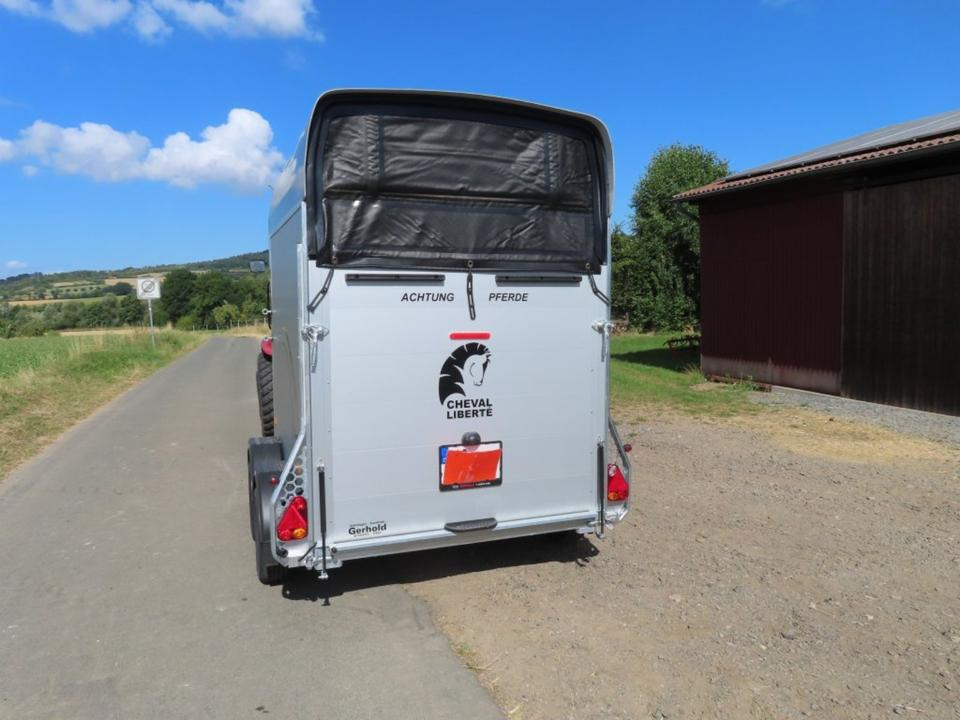 Lószállító utánfutó Cheval, Pferdeanhänger , 2,0 to. SaKa, , 100 km/h, Tür/Rampe: 12 kép. Lószállító utánfutó Cheval, Pferdeanhänger , 2,0 to. SaKa, , 100 km/h, Tür/Rampe: 12 kép.