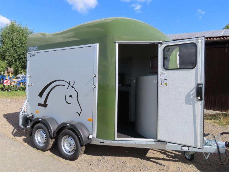 Lószállító utánfutó Cheval, Pferdeanhänger , 2,0 to. SaKa, , 100 km/h, Tür/Rampe: 14 kép. Lószállító utánfutó Cheval, Pferdeanhänger , 2,0 to. SaKa, , 100 km/h, Tür/Rampe: 14 kép.