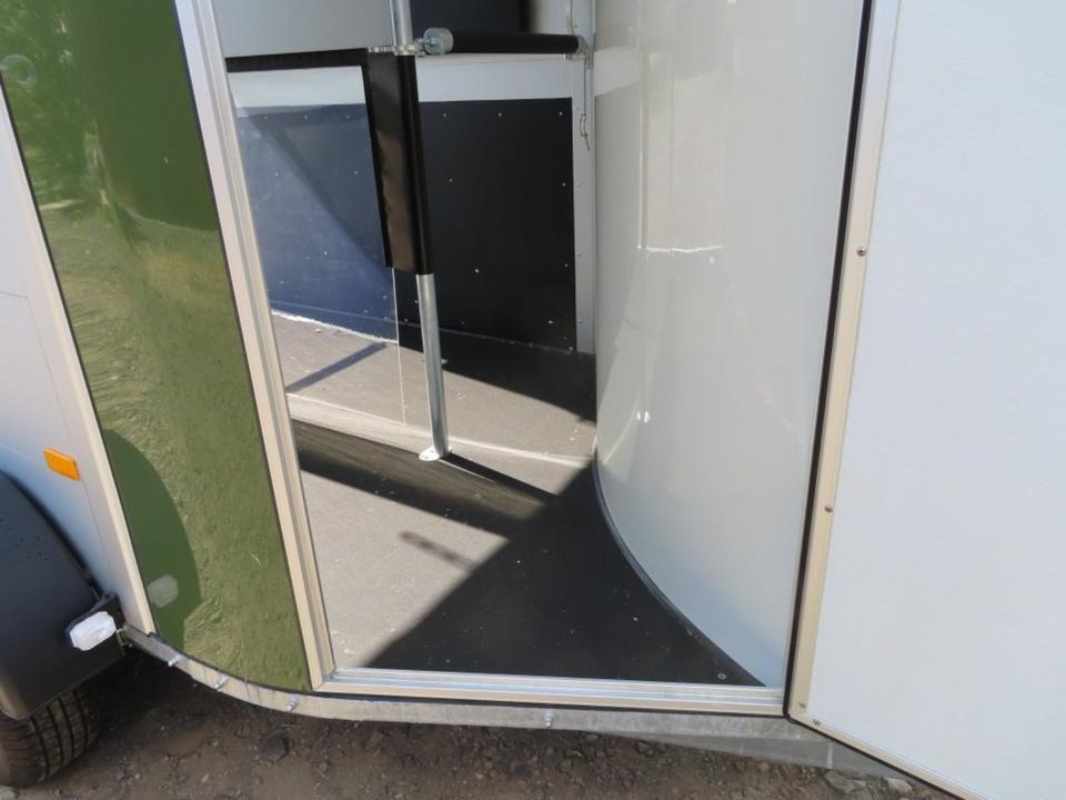 Lószállító utánfutó Cheval, Pferdeanhänger , 2,0 to. SaKa, , 100 km/h, Tür/Rampe: 8 kép. Lószállító utánfutó Cheval, Pferdeanhänger , 2,0 to. SaKa, , 100 km/h, Tür/Rampe: 8 kép.