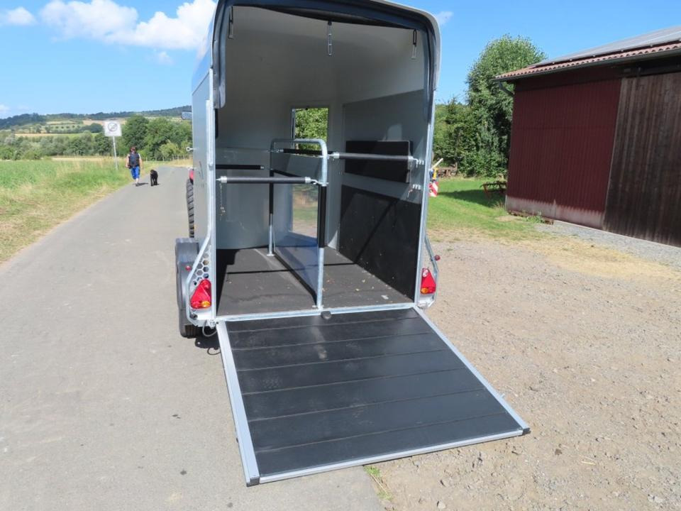 Lószállító utánfutó Cheval, Pferdeanhänger , 2,0 to. SaKa, , 100 km/h, Tür/Rampe: 10 kép. Lószállító utánfutó Cheval, Pferdeanhänger , 2,0 to. SaKa, , 100 km/h, Tür/Rampe: 10 kép.