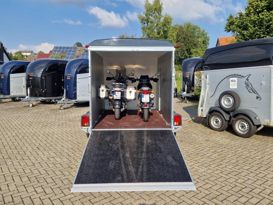 Kofferanhänger Geschlossen Umzug Leihanhänger Miete Transport 2t - Pótkocsi dobozos: 2 kép. Kofferanhänger Geschlossen Umzug Leihanhänger Miete Transport 2t - Pótkocsi dobozos: 2 kép.