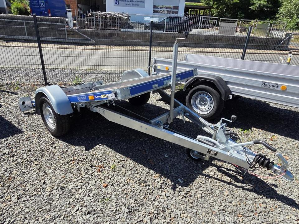 PKW-Anhänger 13 Stützrad Kippbar Motorrad Rasenmäher Quad 100km/h - Motorszállító utánfutó: 1 kép. PKW-Anhänger 13 Stützrad Kippbar Motorrad Rasenmäher Quad 100km/h - Motorszállító utánfutó: 1 kép.