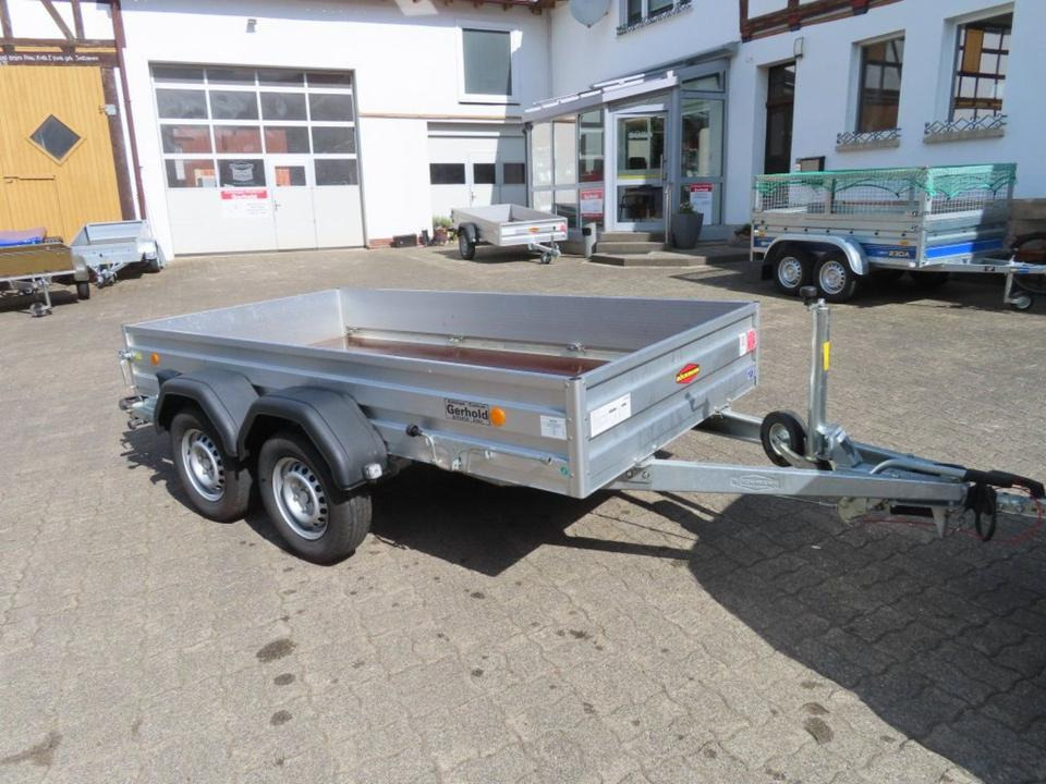PKW-Anhänger Tieflader Mieten Leihen Transport - Platós pótkocsi: 2 kép. PKW-Anhänger Tieflader Mieten Leihen Transport - Platós pótkocsi: 2 kép.