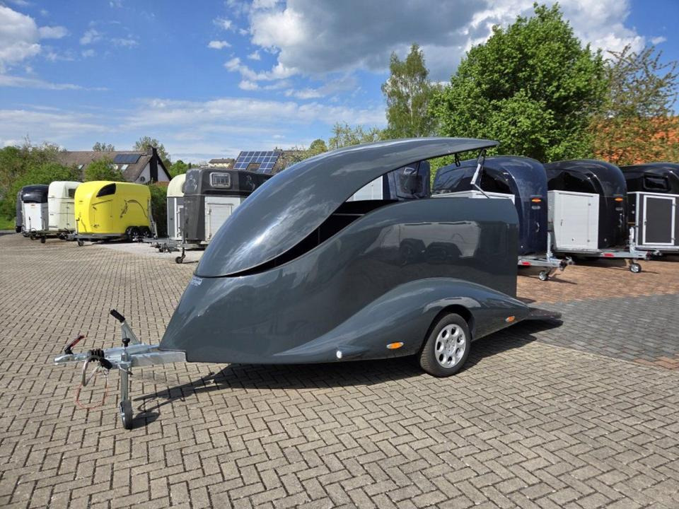 PKW Anhänger geschlossen Motorrad Mieten Leihen 1000kg 100km/h - Motorszállító utánfutó: 3 kép. PKW Anhänger geschlossen Motorrad Mieten Leihen 1000kg 100km/h - Motorszállító utánfutó: 3 kép.