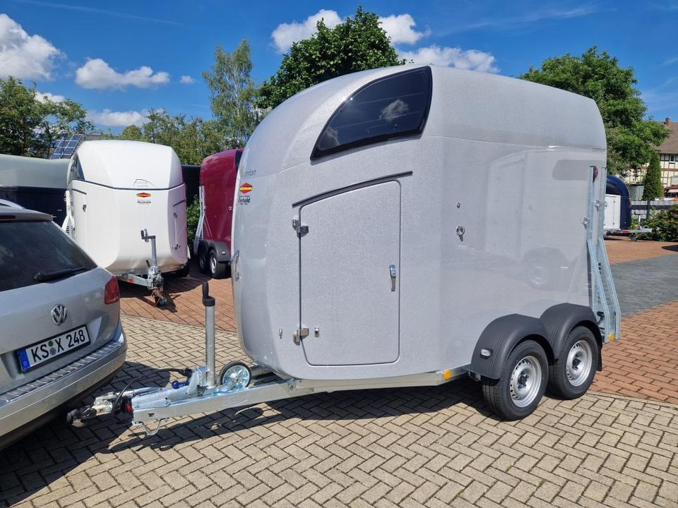 Pferdeanhänger Böckmann Comfort 23 Sattelkammer Aluboden 100km/h - Lószállító utánfutó: 3 kép. Pferdeanhänger Böckmann Comfort 23 Sattelkammer Aluboden 100km/h - Lószállító utánfutó: 3 kép.