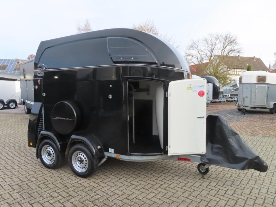 Pferdeanhänger Böckmann Master, Aluboden Sattelkammer 100 Km/h - Lószállító utánfutó: 2 kép. Pferdeanhänger Böckmann Master, Aluboden Sattelkammer 100 Km/h - Lószállító utánfutó: 2 kép.