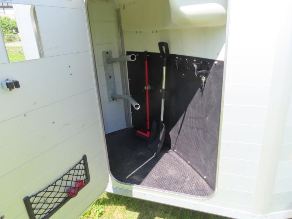 Pferdeanhänger Humbaur, Xanthos Aero, 100 km/h Sattelkammer - Lószállító utánfutó: 3 kép. Pferdeanhänger Humbaur, Xanthos Aero, 100 km/h Sattelkammer - Lószállító utánfutó: 3 kép.