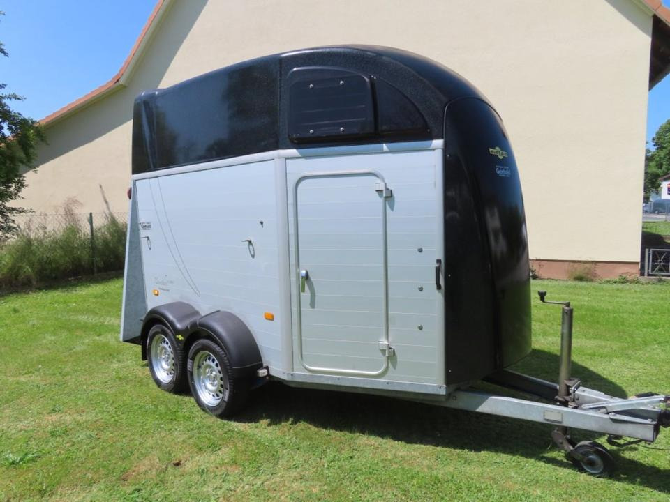 Pferdeanhänger Humbaur, Xanthos Aero, 100 km/h Sattelkammer - Lószállító utánfutó: 2 kép. Pferdeanhänger Humbaur, Xanthos Aero, 100 km/h Sattelkammer - Lószállító utánfutó: 2 kép.