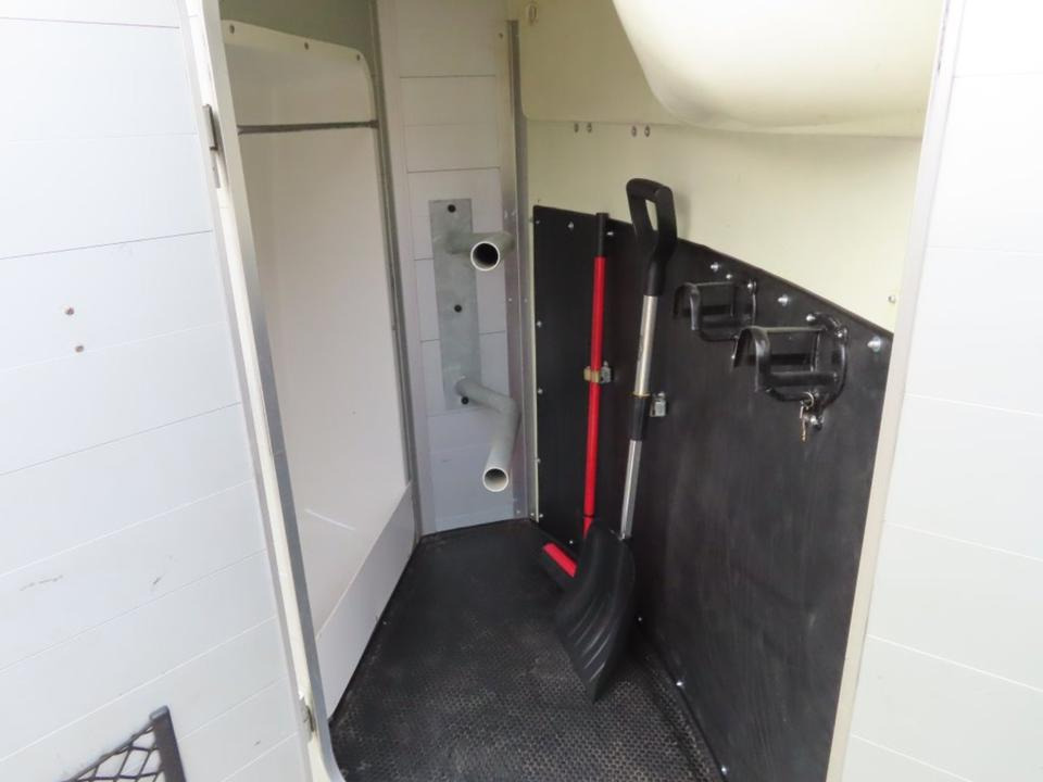 Pferdeanhänger Humbaur, Xanthos Aero, 100 km/h Sattelkammer - Lószállító utánfutó: 3 kép. Pferdeanhänger Humbaur, Xanthos Aero, 100 km/h Sattelkammer - Lószállító utánfutó: 3 kép.