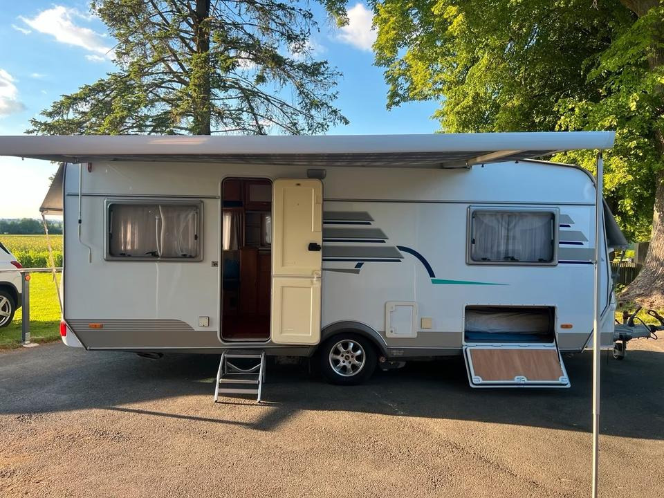 Wohnwagen Hymer Top Ausstattung Mover Vohrzelt 4x Schlafplätze WC - Lakókocsi: 1 kép. Wohnwagen Hymer Top Ausstattung Mover Vohrzelt 4x Schlafplätze WC - Lakókocsi: 1 kép.
