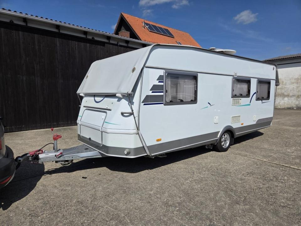 Wohnwagen Hymer Top Ausstattung Mover Vohrzelt 4x Schlafplätze WC - Lakókocsi: 2 kép. Wohnwagen Hymer Top Ausstattung Mover Vohrzelt 4x Schlafplätze WC - Lakókocsi: 2 kép.
