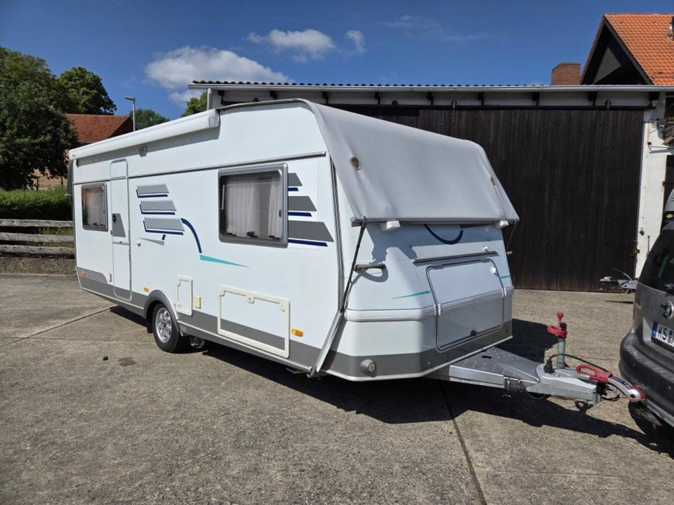 Wohnwagen Hymer Top Ausstattung Mover Vohrzelt 4x Schlafplätze WC - Lakókocsi: 4 kép. Wohnwagen Hymer Top Ausstattung Mover Vohrzelt 4x Schlafplätze WC - Lakókocsi: 4 kép.