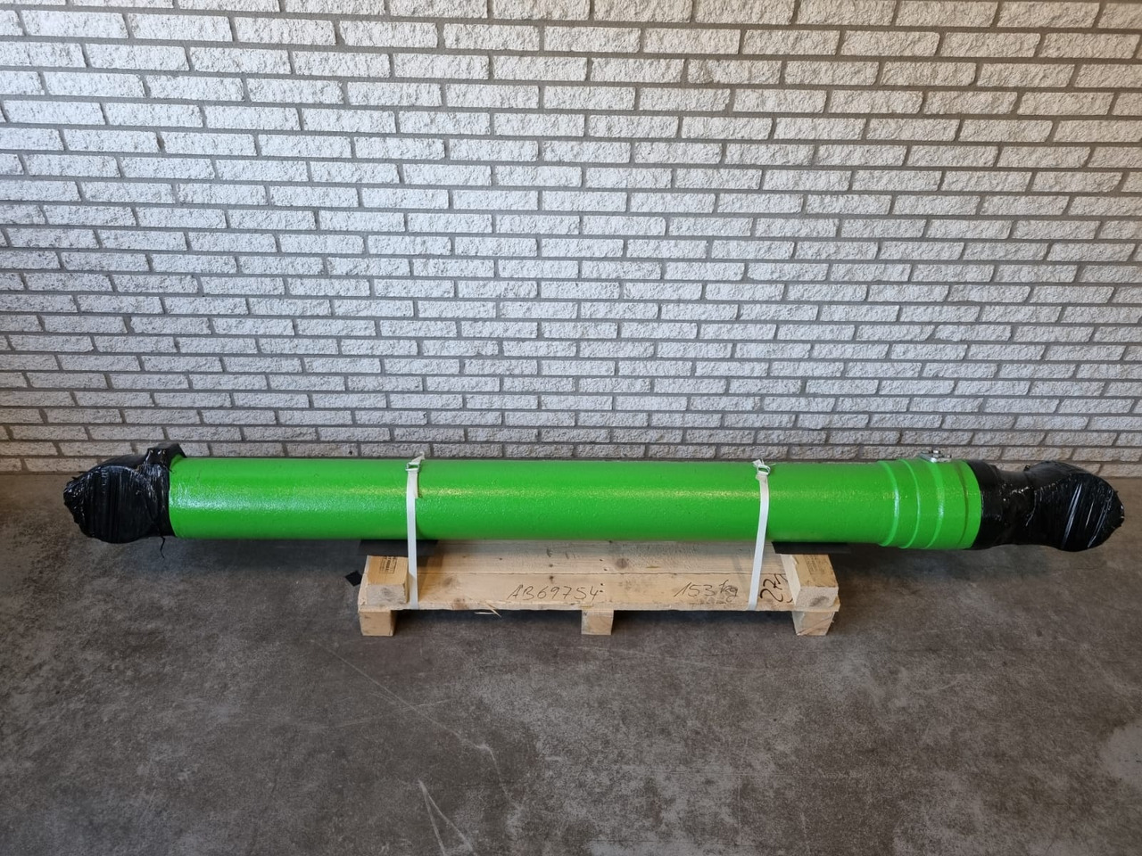 Sennebogen 870 Stick + boom Cylinder + 835 C boom + stick cylinder - Hidraulikus henger - Hulladék kotró: 1 kép. Sennebogen 870 Stick + boom Cylinder + 835 C boom + stick cylinder - Hidraulikus henger - Hulladék kotró: 1 kép.