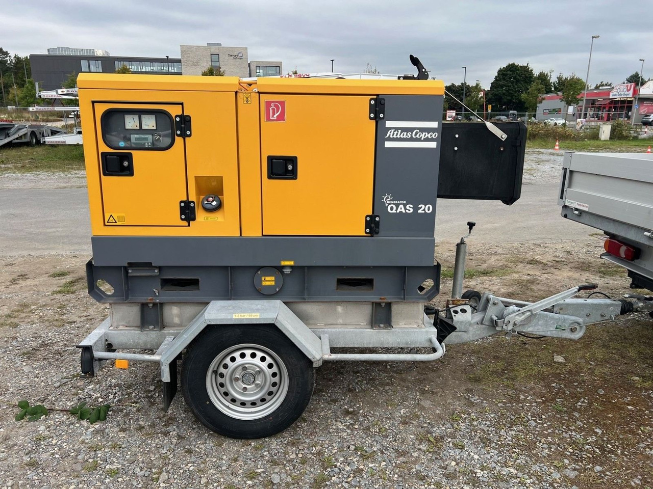 IBERICA Atlas Copco Stromerzeuger QAS20 (20kVA/1 - Autó utánfutó: 3 kép. IBERICA Atlas Copco Stromerzeuger QAS20 (20kVA/1 - Autó utánfutó: 3 kép.