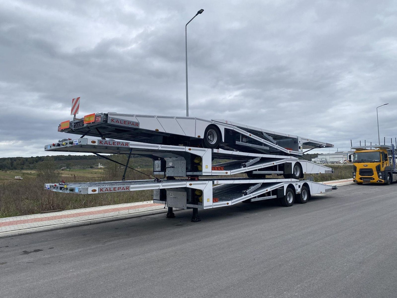 KALEPAR KLP228V4 4er-Autotransporter 2xAchse VDI - Félpótkocsi autószállító: 4 kép. KALEPAR KLP228V4 4er-Autotransporter 2xAchse VDI - Félpótkocsi autószállító: 4 kép.