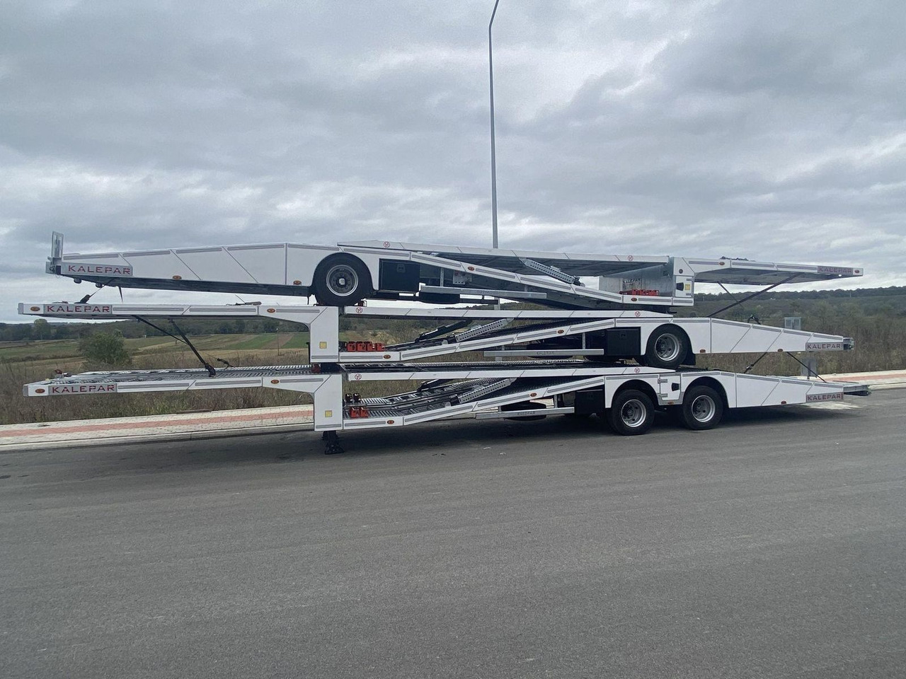 KALEPAR KLP228V4 4er-Autotransporter 2xAchse VDI - Félpótkocsi autószállító: 5 kép. KALEPAR KLP228V4 4er-Autotransporter 2xAchse VDI - Félpótkocsi autószállító: 5 kép.