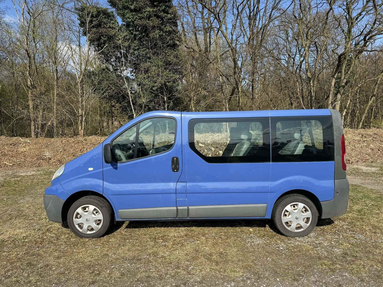 Renault Trafic Combi dCi90 L1H1 9-Sitzer - Kisbusz: 2 kép. Renault Trafic Combi dCi90 L1H1 9-Sitzer - Kisbusz: 2 kép.