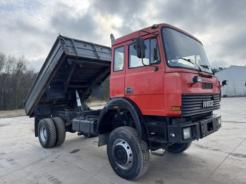 Iveco Magirus 180-23 (GRAND PONT / 4X4 / LAMES / POMPE MANUELLE) - Billenőplatós teherautó: 3 kép. Iveco Magirus 180-23 (GRAND PONT / 4X4 / LAMES / POMPE MANUELLE) - Billenőplatós teherautó: 3 kép.