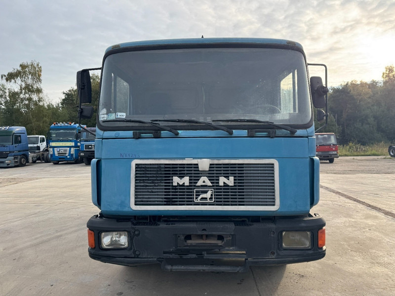 MAN 18.232 (12.000L / STEEL SUSPENSION / 6 CYLINDER WITH MANUAL PUMP) - Szippantós autó: 2 kép. MAN 18.232 (12.000L / STEEL SUSPENSION / 6 CYLINDER WITH MANUAL PUMP) - Szippantós autó: 2 kép.