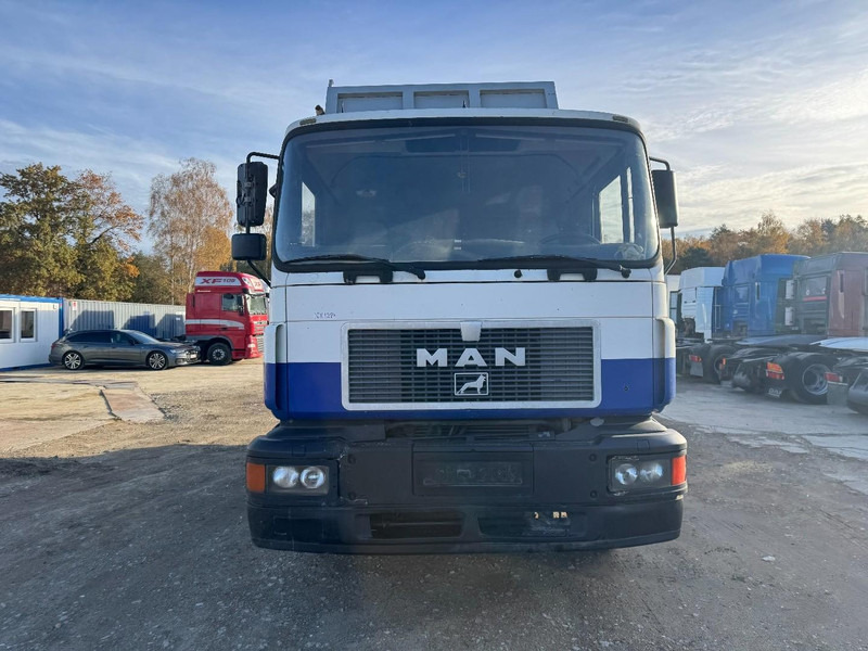 MAN 22.403 (MANUAL GEARBOX / 6 CYLINDER / 8 TIRES / 6X2) - Billenőplatós teherautó: 2 kép. MAN 22.403 (MANUAL GEARBOX / 6 CYLINDER / 8 TIRES / 6X2) - Billenőplatós teherautó: 2 kép.