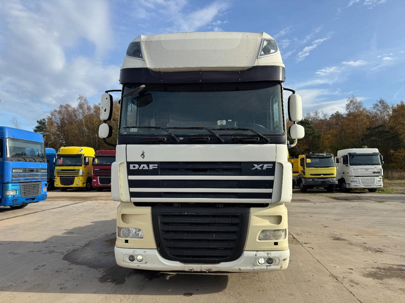 DAF 105 XF 460 Super Space Cab (MANUAL GEARBOX / BOITE MANUELLE) - Nyergesvontató: 2 kép. DAF 105 XF 460 Super Space Cab (MANUAL GEARBOX / BOITE MANUELLE) - Nyergesvontató: 2 kép.