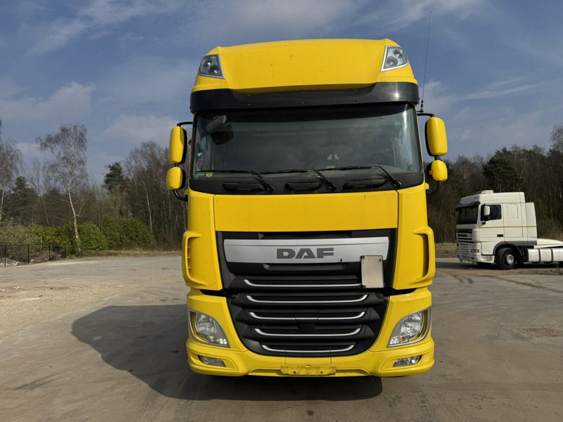 DAF 106 XF 460 Super Space Cab (MANUAL GEARBOX / BOITE MANUELLE / EURO 6) - Nyergesvontató: 2 kép. DAF 106 XF 460 Super Space Cab (MANUAL GEARBOX / BOITE MANUELLE / EURO 6) - Nyergesvontató: 2 kép.