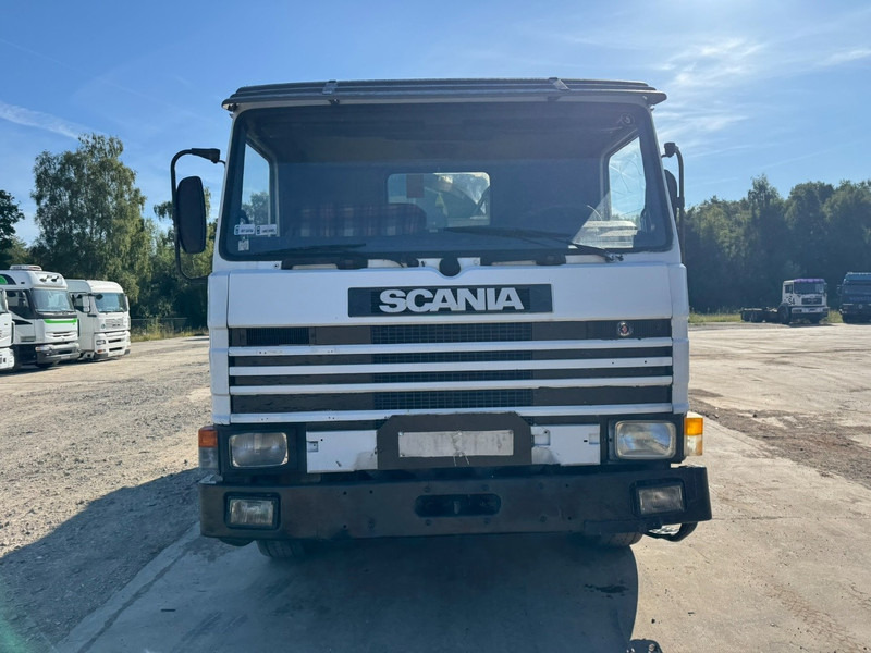 Scania 93 - 280 (14.000L / MANUAL PUMP & GEARBOX / 6X2) - Szippantós autó: 2 kép. Scania 93 - 280 (14.000L / MANUAL PUMP & GEARBOX / 6X2) - Szippantós autó: 2 kép.