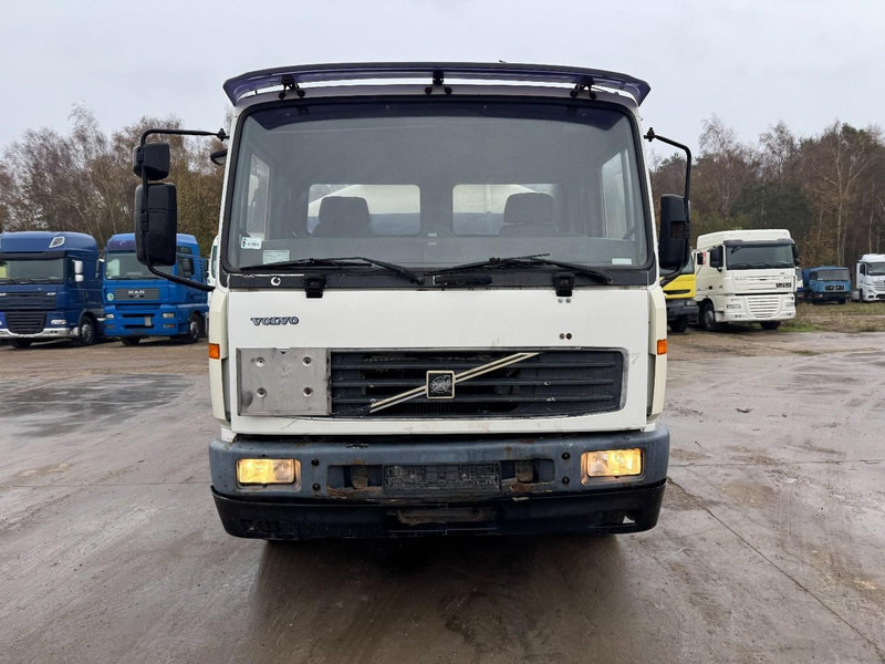 Volvo FL 6 - 220 (11000 L / 2 COMPARTMENTS / 18 TON / MANUAL GEARBOX / PERFECT) - Tartályos teherautó: 2 kép. Volvo FL 6 - 220 (11000 L / 2 COMPARTMENTS / 18 TON / MANUAL GEARBOX / PERFECT) - Tartályos teherautó: 2 kép.