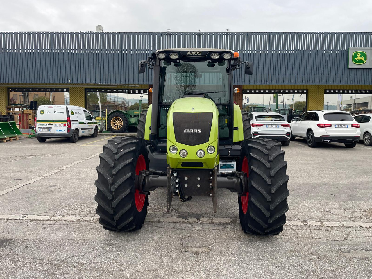 CLAAS AXOS 340 - Traktor: 3 kép. CLAAS AXOS 340 - Traktor: 3 kép.