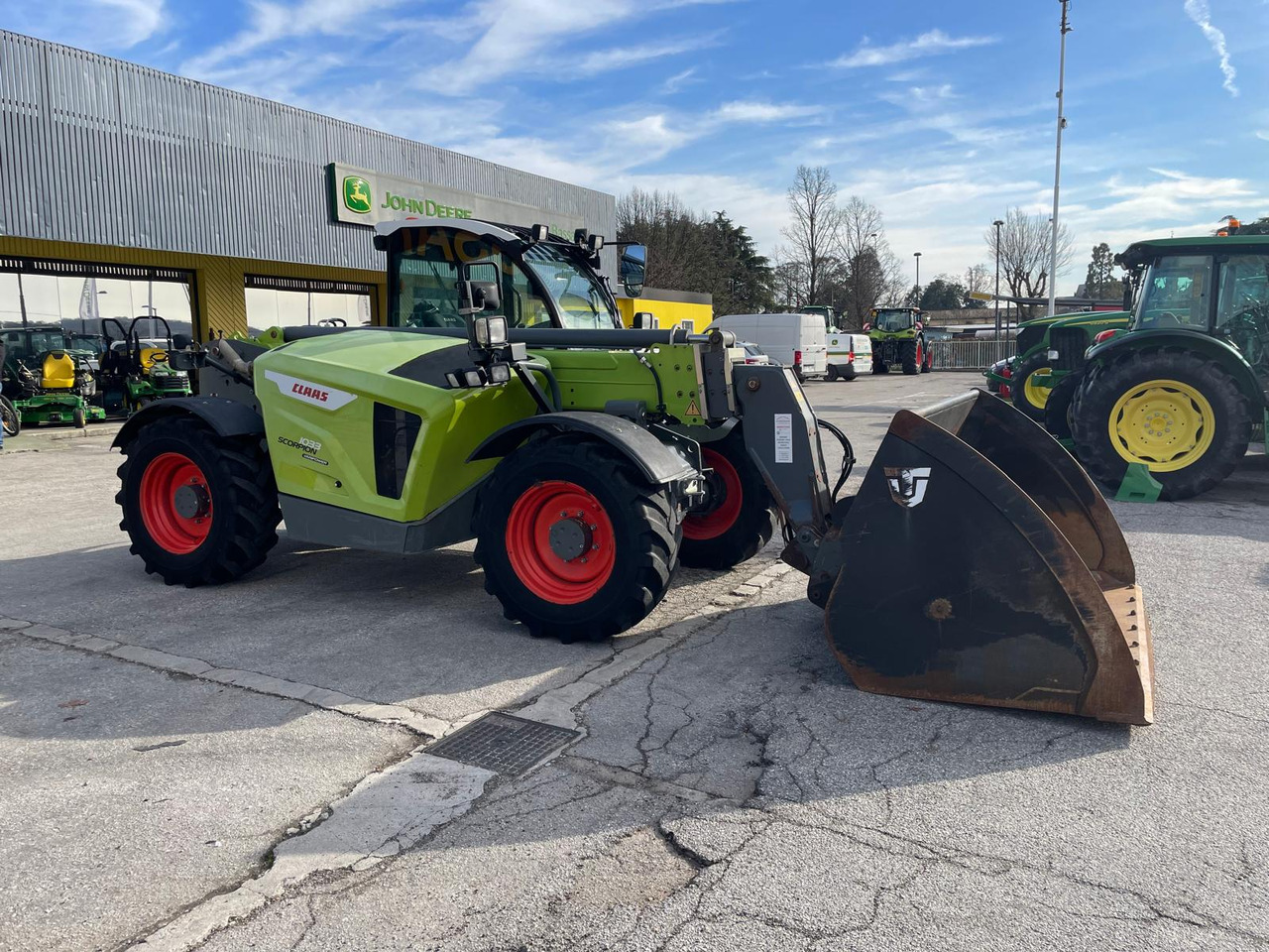 CLAAS TELESCOPICO SCORPION 10.33 - Teleszkópos rakodó: 3 kép. CLAAS TELESCOPICO SCORPION 10.33 - Teleszkópos rakodó: 3 kép.