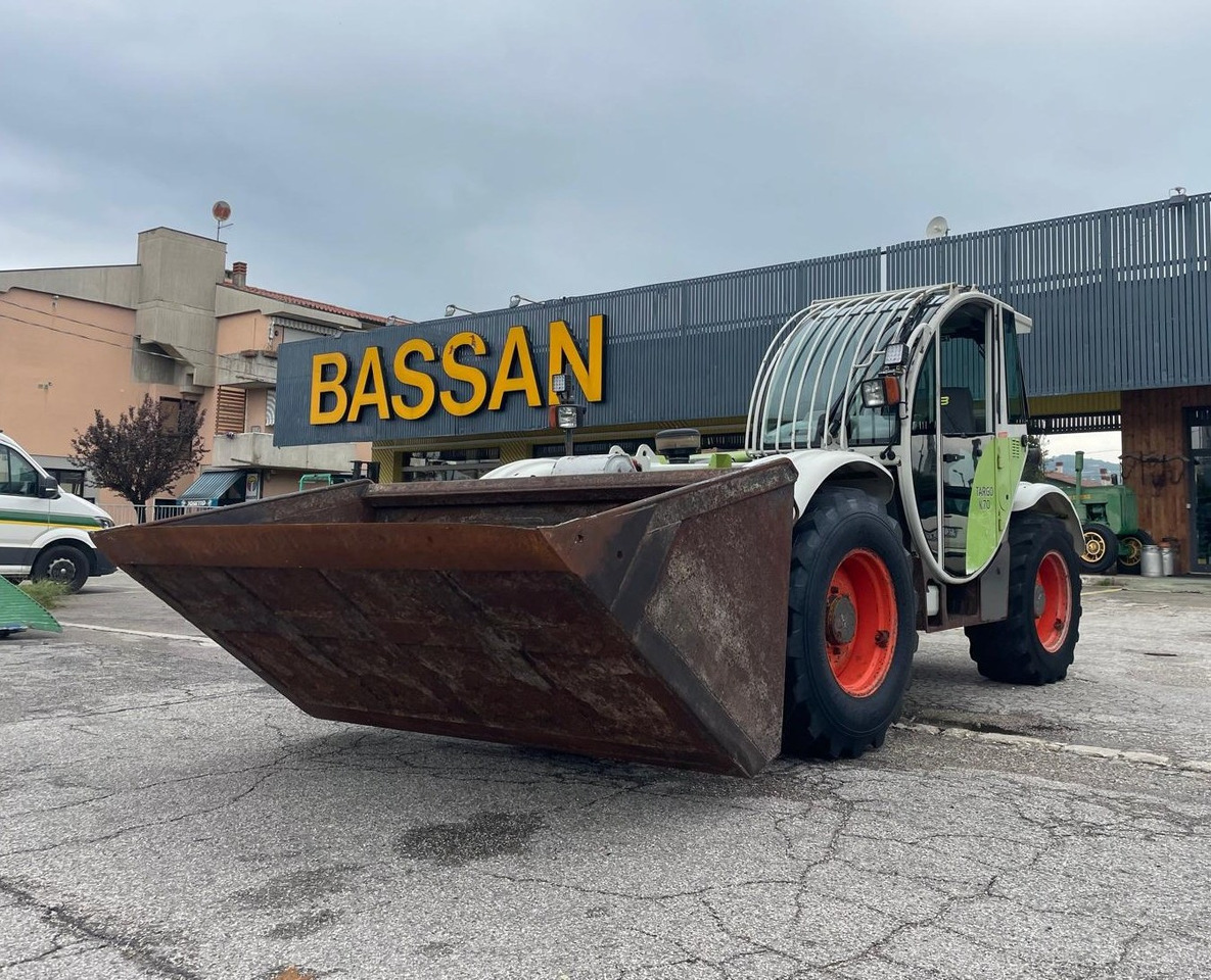 CLAAS TELESCOPICO TARGO K 70 - Teleszkópos rakodó: 1 kép. CLAAS TELESCOPICO TARGO K 70 - Teleszkópos rakodó: 1 kép.