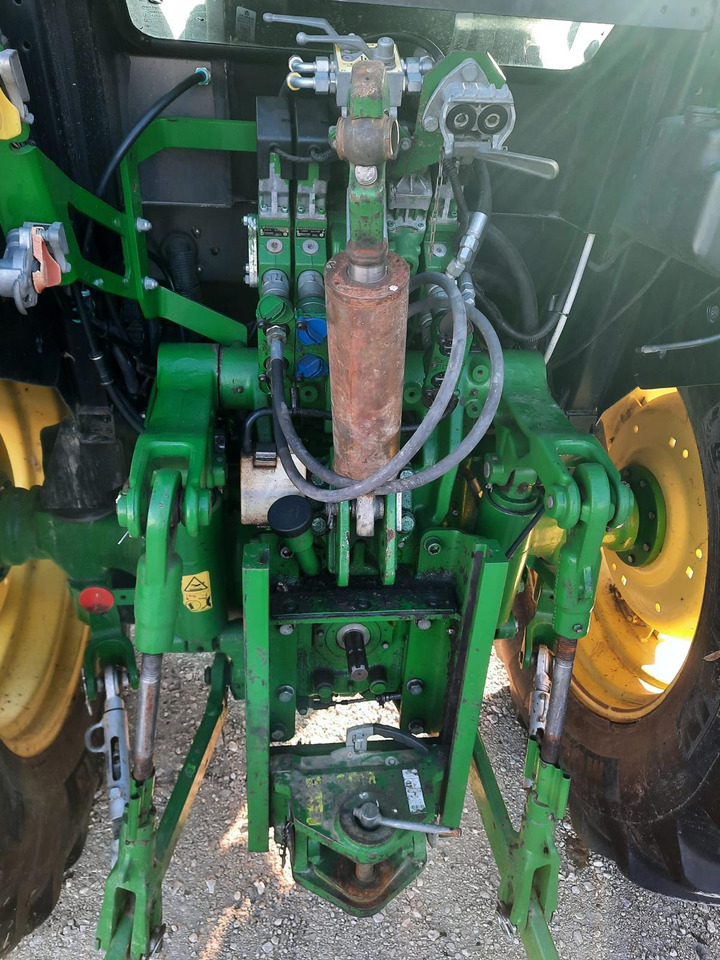 JOHN DEERE 5100 R - Traktor: 5 kép. JOHN DEERE 5100 R - Traktor: 5 kép.