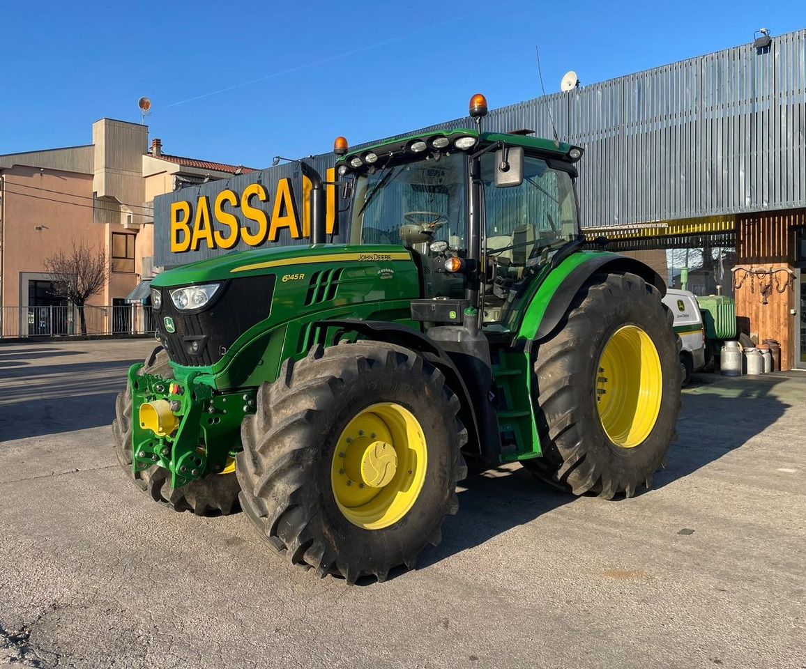 JOHN DEERE 6145 R - Traktor: 1 kép. JOHN DEERE 6145 R - Traktor: 1 kép.