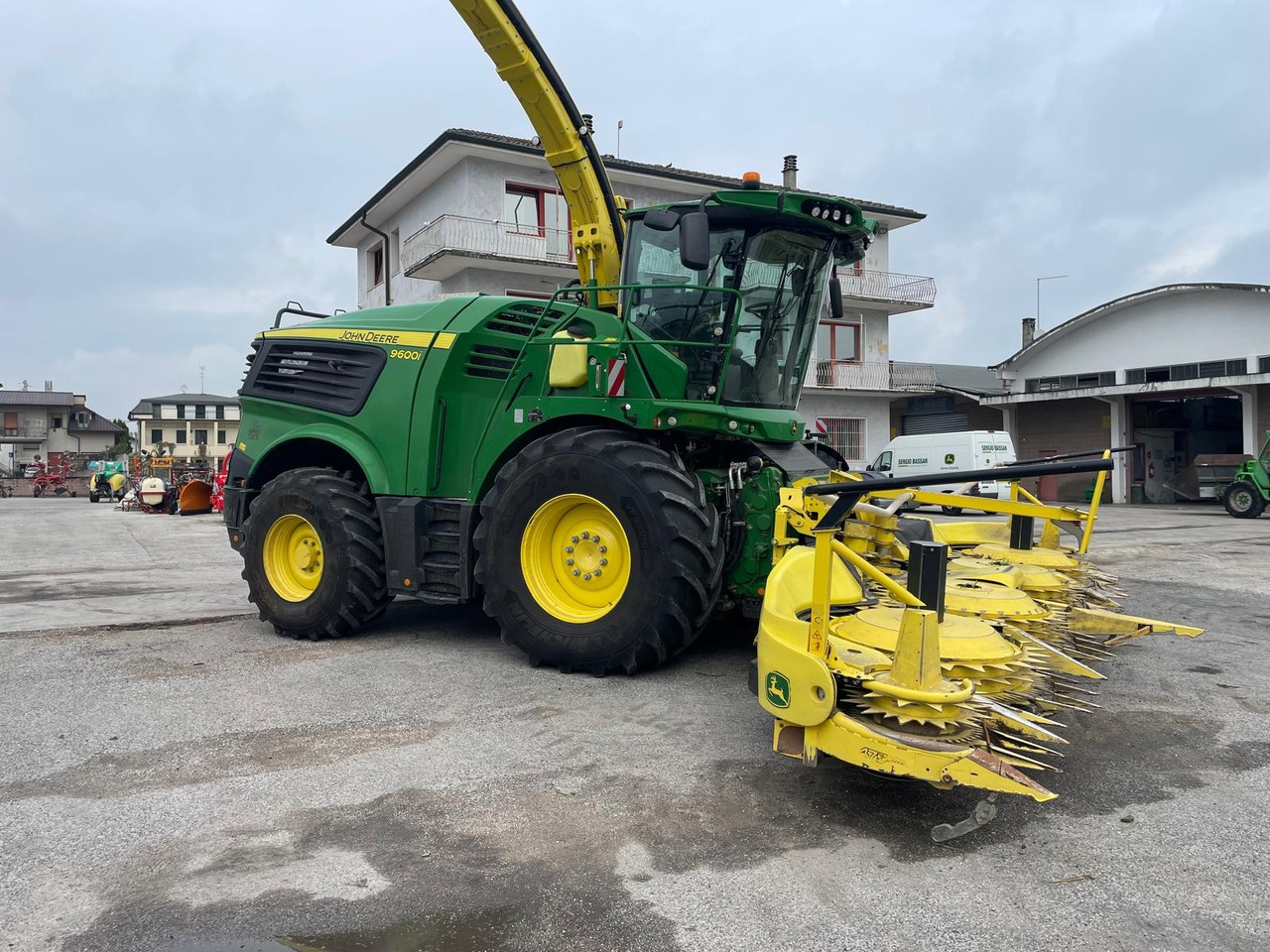 JOHN DEERE 9600i - Önjáró szecskázógép: 2 kép. JOHN DEERE 9600i - Önjáró szecskázógép: 2 kép.