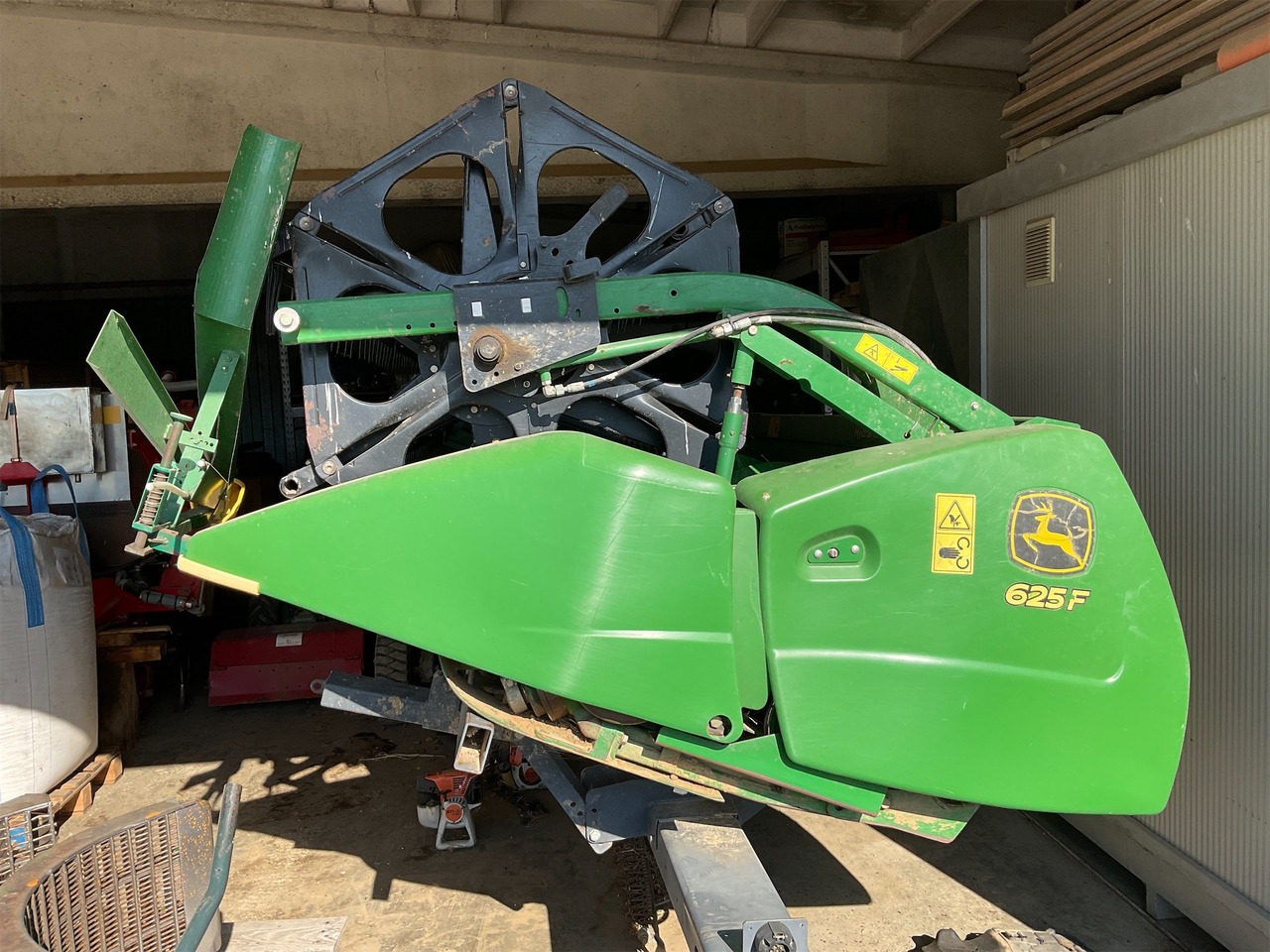 JOHN DEERE MIETITREBBIA S 560 - Kombájn: 2 kép. JOHN DEERE MIETITREBBIA S 560 - Kombájn: 2 kép.