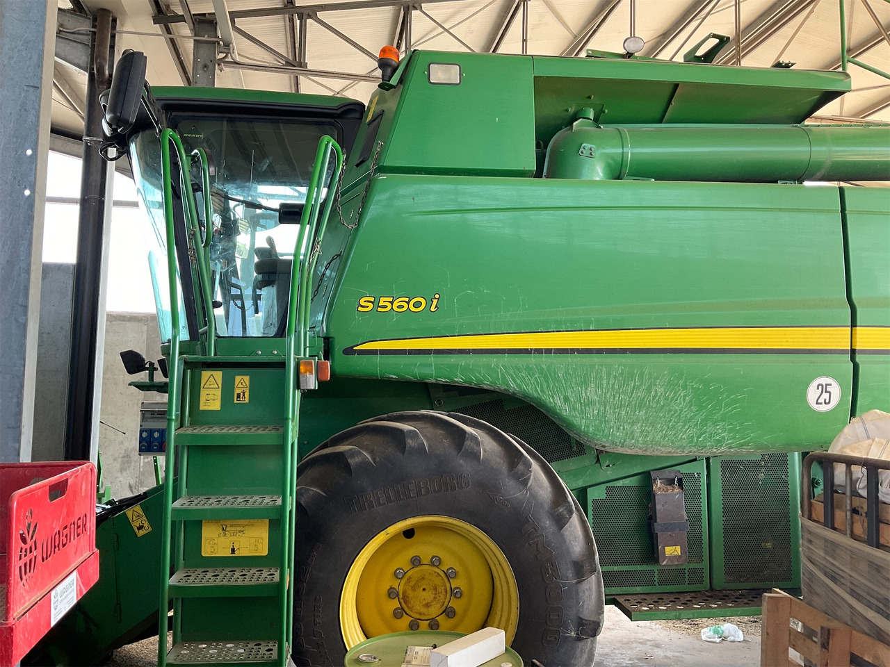 JOHN DEERE MIETITREBBIA S 560 - Kombájn: 3 kép. JOHN DEERE MIETITREBBIA S 560 - Kombájn: 3 kép.