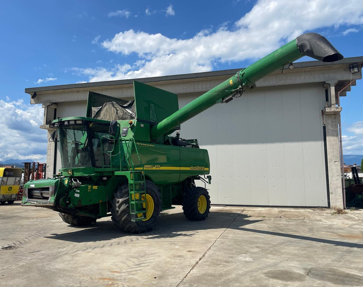 JOHN DEERE MIETITREBBIA STS 9880 - Kombájn: 2 kép. JOHN DEERE MIETITREBBIA STS 9880 - Kombájn: 2 kép.