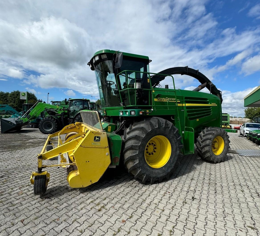 JOHN DEERE TRINCIA 7400 - Önjáró szecskázógép: 1 kép. JOHN DEERE TRINCIA 7400 - Önjáró szecskázógép: 1 kép.