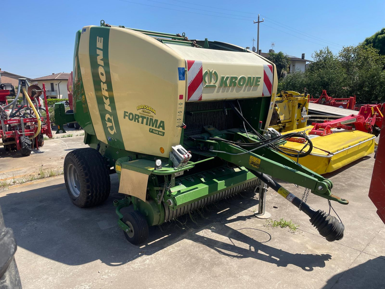 KRONE ROTOPRESSA FORTIMA F 1600 MC - Bálázó: 2 kép. KRONE ROTOPRESSA FORTIMA F 1600 MC - Bálázó: 2 kép.