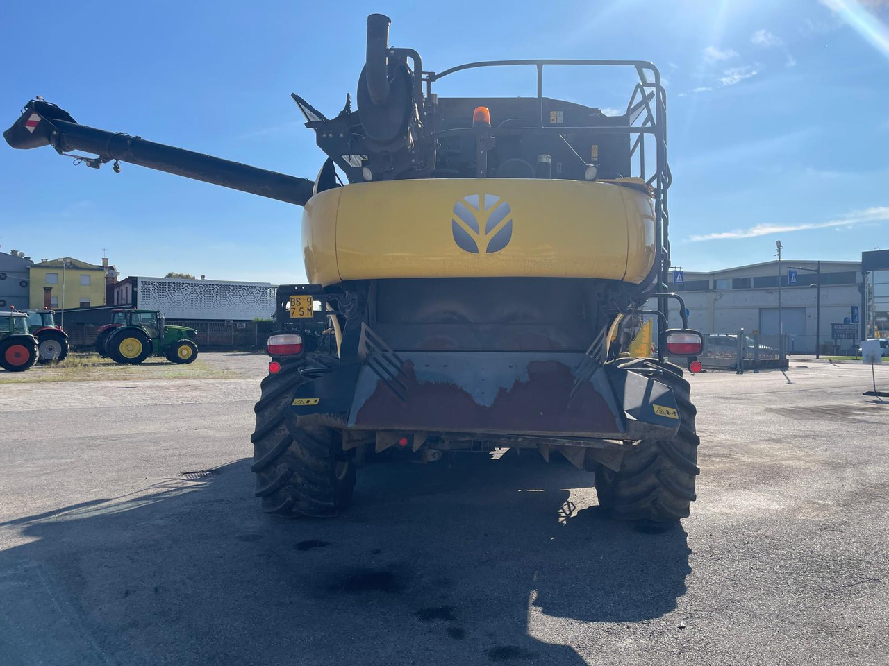 NEW HOLLAND MIETITREBBIA CR 9.90 - Kombájn: 4 kép. NEW HOLLAND MIETITREBBIA CR 9.90 - Kombájn: 4 kép.